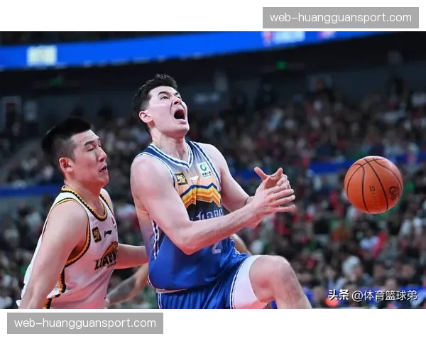 特写：阿不都沙拉木关键篮板倒地救球，助攻队友命中准绝杀