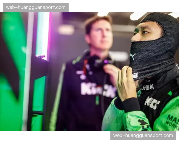 特写：迈阿密F1维修区，周冠宇赛车突发故障，车队紧急抢修。