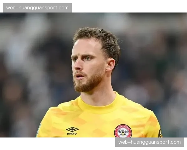 弗赖堡发布伤情通报:主力门将弗莱肯因手指骨折将缺席剩余赛季 弗赖堡发布伤情通报:主力门将弗莱肯因手指骨折将缺席剩余赛季